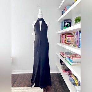 Fame & Partners NWT Black open low back fitted evening dress size 2. Relvove